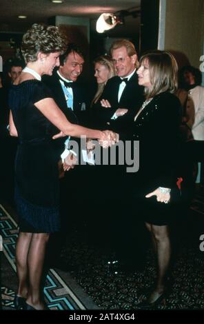 HRH Princess Diana incontra Barbra Streisand e Nick Nolte (secondo da destra) alla prima europea del film Prince of Tides, Londra Inghilterra Feb Foto Stock