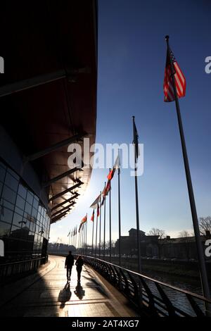 Persone che camminano lungo la Millennium Walk vicino al Millennium / Principality Stadium e River Taff, Cardiff, South Glamorgan, Galles, Regno Unito Foto Stock