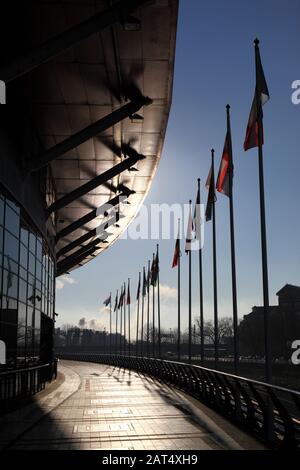 Vista lungo la Millennium Walk vicino al Millennium / Principato Stadio e River Taff, Cardiff, South Glamorgan, Galles, Regno Unito Foto Stock