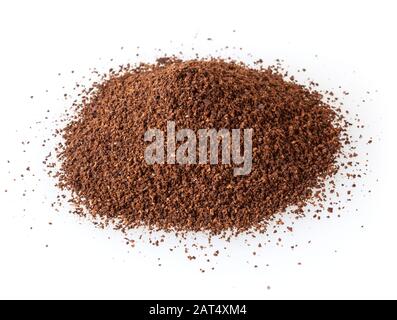 Mucchio di macinato di caffè torrefatto in grani isolati su sfondo bianco Foto Stock