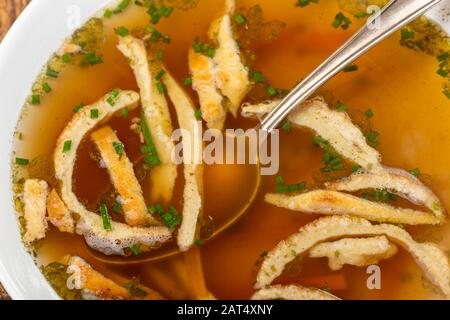 panoramica di una zuppa bavarese di pancake Foto Stock