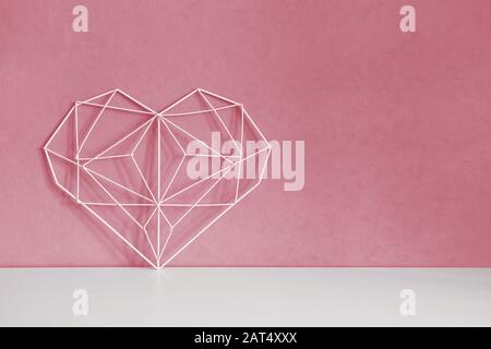 Elegante cuore aperto su sfondo rosa pastello. Minimalismo. Concetto simbolo di amore e San Valentino. Arredamento Della Casa Foto Stock