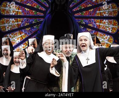 Patina Miller (come Suor Mary Clarence), Ian Lavender (come Monsignor Howard) e Sheila Hancock (come Madre superiore) in ATTO GEMELLATO al London Palladium nel 2009. Sheila Hancock, attrice e autore inglese, nato nel 1933. Ha vinto un OBE nel 1974 e un CBE nel 2011. Foto Stock