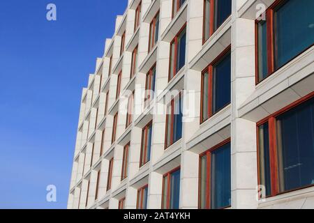 Enso-Gutzeit, ora Stora Enso, dettaglio esterno della sede centrale, design di Alvar Aalto. L'edificio si trova sul lungomare di Katajanokka Helsinki, Finlandia Foto Stock