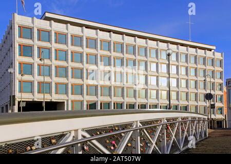 Enso-Gutzeit, ora Stora Enso, sede centrale vista dal ponte pedonale con amor lock. Disegno Di Alvar Aalto. 1962. Katajanokka, Helsinki, Finlandia. Foto Stock