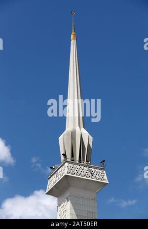 Minareto della Moschea Nazionale della Malesia a Kuala Lumpur Foto Stock