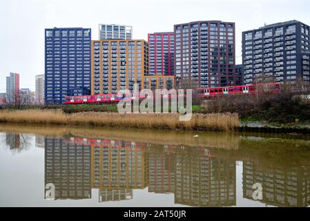 Appartamenti alti e moderni sull'Isola di Londra, Canning Town East London England UK Foto Stock