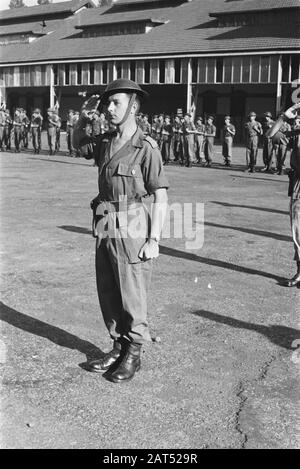 Dono Del Leone Di Bronzo Al Capitano Marijs Capitano Marijs Saluta Data: Luglio 1947 Località: Indonesia, Indie Orientali Olandesi Foto Stock