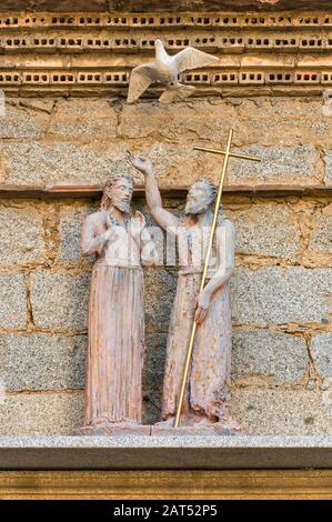 Figure di Gesù e San Giovanni Battista, ingresso a Eglise St-Jean-Baptiste, chiesa di Place de la Republique, a Porto-Vecchio, Corsica, Francia Foto Stock