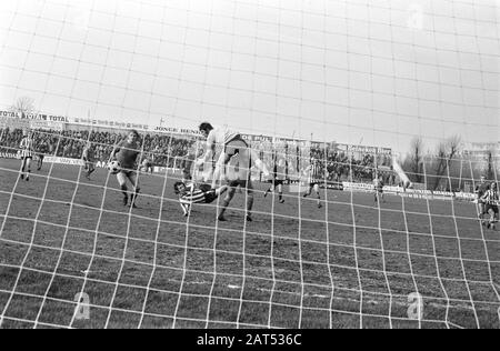 Sparta vs Amsterdam 1-0 Keeper Jongbloed in azione, sinistra Fransz e medio Kowalik Data: 10 Febbraio 1974 Località: Rotterdam, Sud-Olanda Parole Chiave: Sport, football Nome Della Persona: Jongbloed, Jan, Kowalik , Janusz Foto Stock
