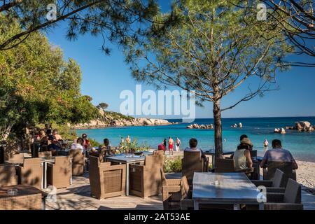 Caffè all'aperto presso Plage de Palombaggia, spiaggia vicino Porto Vecchio, Corse-du-Sud, Corsica, Francia Foto Stock