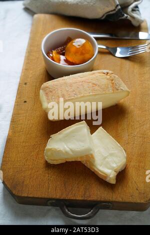 Taleggio tradizionale lombardo con mostarda di Cremona, senape piccante di  frutta candita, Italia, Europa Foto stock - Alamy