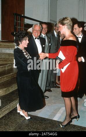 Joan Collins e HRH Princess Diana si incontrano in un'esibizione di beneficenza di "Private Lives" a Londra, Inghilterra 1990 Foto Stock