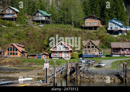 Haggard Cove, una piccola comunità autonoma alla foce dell'Alberni Inlet, Vancouver Island. Non ci sono strade, fuori dalla griglia, solo accesso ai traghetti passeggeri. Foto Stock