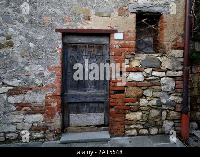 porta di fronte ad un vecchio edificio in rovina Foto Stock