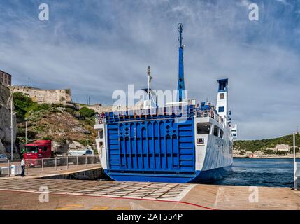 Ichnusa, traghetto proveniente da Santa Teresa Gallura, Sardegna, si avvicina alla Gare Maritime al porto, a Bonifacio, Corse-du-Sud, Corsica, Francia Foto Stock