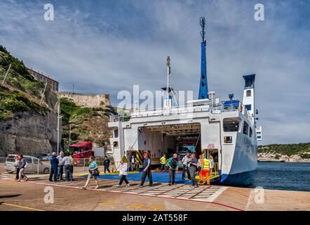 Passeggeri in partenza dalla MS Ichnusa, traghetto da Santa Teresa Gallura, Sardegna, ormeggiata alla Gare Maritime al porto di Bonifacio, Corsica, Francia Foto Stock