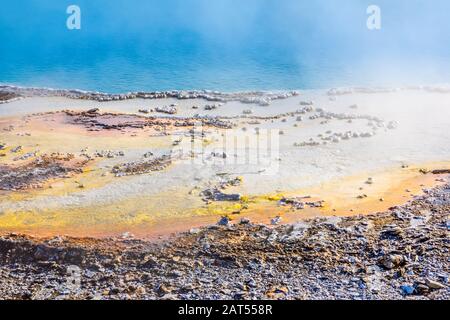 Variopinto motivo della piscina nera, Parco Nazionale di Yellowstone Foto Stock