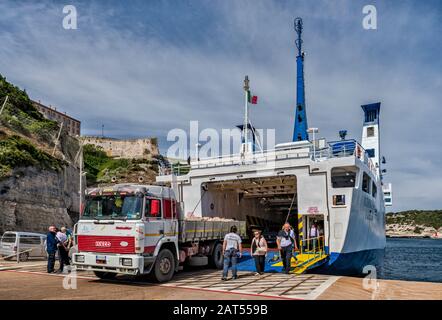 Camion, passeggeri in uscita dalla MS Ichnusa, traghetto da Santa Teresa Gallura, Sardegna, ormeggiata alla Gare Maritime al porto di Bonifacio, Corsica, Francia Foto Stock