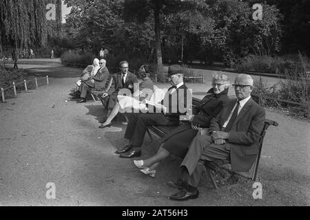 Bambini e anziani a Vondelpark, Amsterdam in autunno sole, anziani in banca Data: 1 ottobre 1971 Località: Amsterdam, Noord-Holland, Vondelpark Parole Chiave: Banche, parchi Foto Stock
