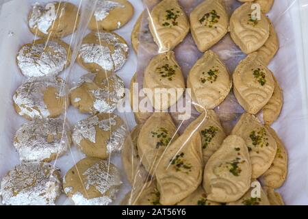 Dolci tradizionali bengalesi ricoperti di carta cellofana in mostra in un negozio a Calcutta Foto Stock