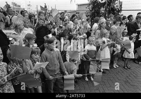 Queen Juliana visita un centro caravan regionale a Utrecht i bambini con bandiere sono in prima fila Data: 24 giugno 1969 Località: Utrecht (prov) Parole Chiave: Visite, bambini, regine, bandiere, ecc. centri rimorchi Nome personale: Juliana, regina Foto Stock