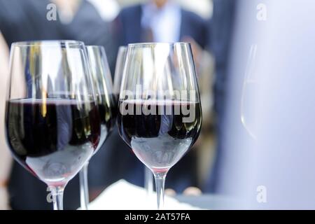 Messa a fuoco selettiva di tazze riempite di vino nero Foto Stock