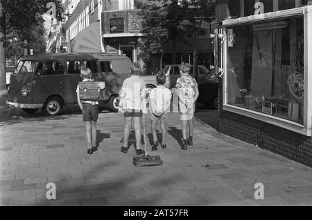 Per la prima volta alla grande scuola Bambini che camminano a scuola Data: 12 agosto 1968 Parole Chiave: Scolari Foto Stock