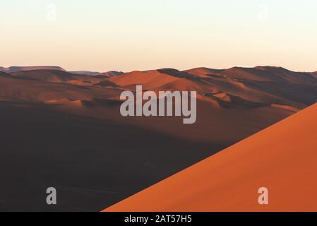 la formazione di dune di sabbia nel deserto di dasht e lut o sahara con piante e ombre Foto Stock