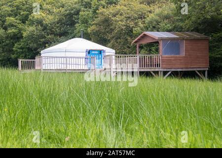 Galles, Regno Unito: 10 ago 2016 : campeggio di lusso o un alloggio glamping in un yurt nei terreni di Seren Retreat, Bryncoch Farm vicino Swansea, The Gower Pen Foto Stock