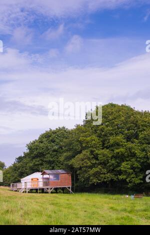 Galles, Regno Unito: 10 ago 2016 : campeggio di lusso o sistemazione di lusso in un yurt nei terreni di Seren Retreat, Bryncoch Farm vicino Swansea, Il Gower Pe Foto Stock