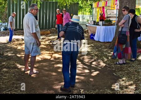 Franschhoek, SUDAFRICA - 16 agosto 2019: Persone che giocano a bocce in un mercato dell'arte e dell'artigianato a Franschhoek, Sudafrica. Foto Stock