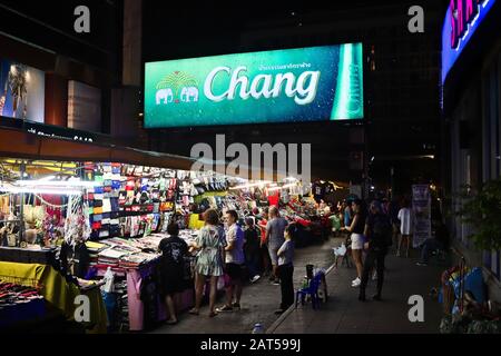 Bangkok, THAILANDIA - 24 aprile 2019: Gli amanti dello shopping curiosano tra i vari negozi del mercato notturno di Patpong. Si tratta di una popolare attrazione turistica della citta'. Foto Stock