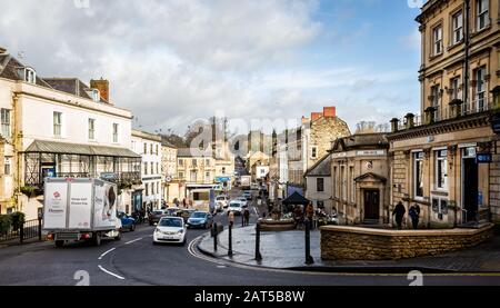 Visualizza lungo Market Place Frome e la Market Cross a Frome, Somerset, Regno Unito, il 29 gennaio 2020 Foto Stock