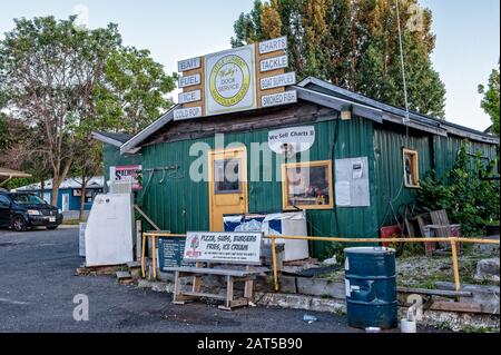 Lo storico negozio di servizi portuali di Wally al Porto Di Little Current, Isola di Manitoulin. Un importante punto di rifornimento per i navigatori del canale Nord Foto Stock