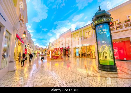 Doha, Qatar - 21 febbraio 2019: Shopping all'interno del famoso Villaggio Mall, un centro commerciale in Aspire zone, Doha Sports City. Negozi di lusso Foto Stock