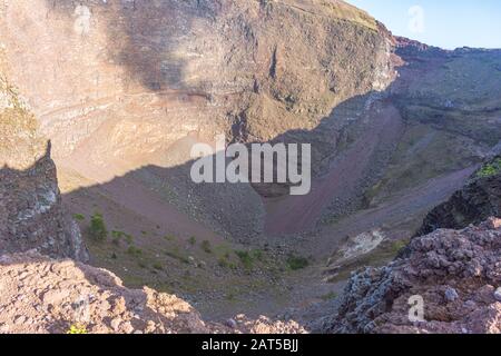 Italia, Napoli, dettaglio delle mura interne che formano la caldera del vulcano Vesuvio Foto Stock