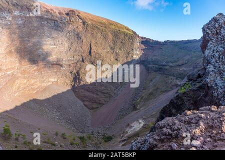 Italia, Napoli, dettaglio delle mura interne che formano la caldera del vulcano Vesuvio Foto Stock