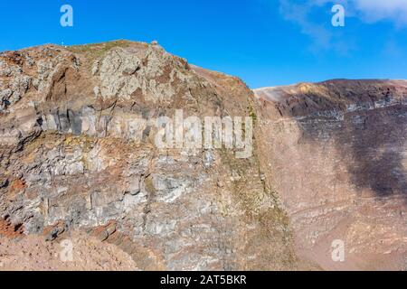 Italia, Napoli, dettaglio delle mura interne che formano la caldera del vulcano Vesuvio Foto Stock