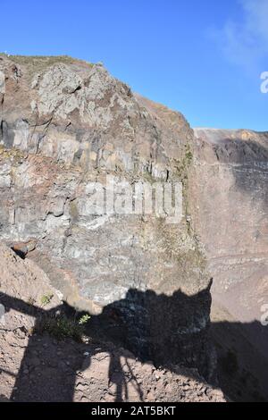 Italia, Napoli, dettaglio delle mura interne che formano la caldera del vulcano Vesuvio Foto Stock