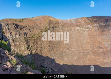 Italia, Napoli, dettaglio delle mura interne che formano la caldera del vulcano Vesuvio Foto Stock