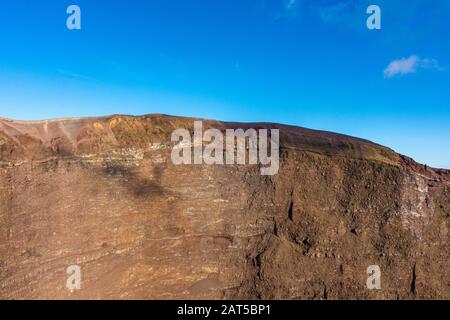 Italia, Napoli, dettaglio delle mura interne che formano la caldera del vulcano Vesuvio Foto Stock