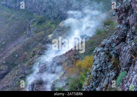 Italia, Napoli, vista delle fumarole nella caldera del vulcano Vesuvio Foto Stock