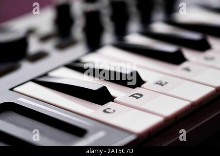 Primo piano midi immagine tastiera musicale elettronica, dispositivo moderno, orizzontale immagine selettiva messa a fuoco, nessuna gente Foto Stock