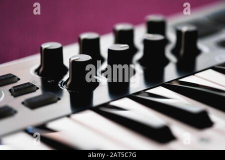 Primo piano midi immagine tastiera musicale elettronica, dispositivo moderno, orizzontale immagine selettiva messa a fuoco, nessuna gente Foto Stock