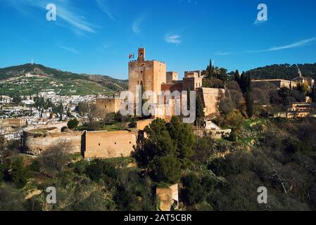 Aereo bel punto di vista drone castello di Granada che circonda le terre e la città, Alhambra o Red Castle, situato in cima alla collina al-Sabika. Spagna Foto Stock