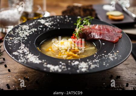 Cancellare la zuppa di pesce serviti in una ciotola in ristorante Foto Stock