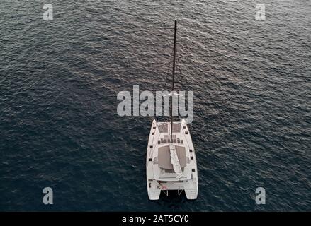 Vista dall'alto punto di vista dei droni su catamarano bianco di lusso in acque calme dell'Oceano Atlantico, Tenerife, Isole Canarie Spagna Foto Stock