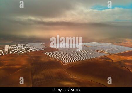 Immagine aerea drone punto di vista foto Gemasolar Concentrato impianto solare CSP, il sistema genera energia solare. Siviglia, Spagna Foto Stock