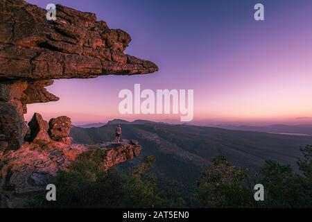 Un ragazzo in piedi su reeds belvedere nel Grampians National Park, Australia Foto Stock